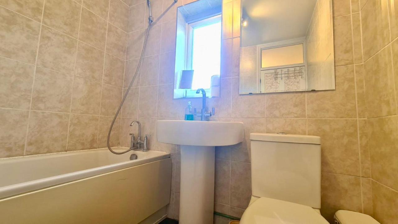 Cosy Room In East Ham Лондон Екстериор снимка